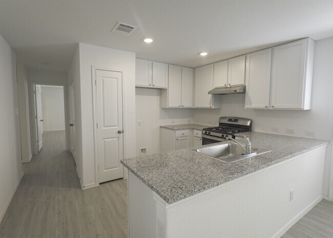 Foto del edificio - 3-Bed, 2-Bath Haven in a Top-Rated School ...