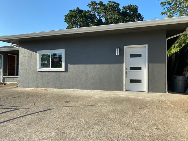 Beautiful 1/1 in the heart of downtown Lakeport - 225 2nd St
