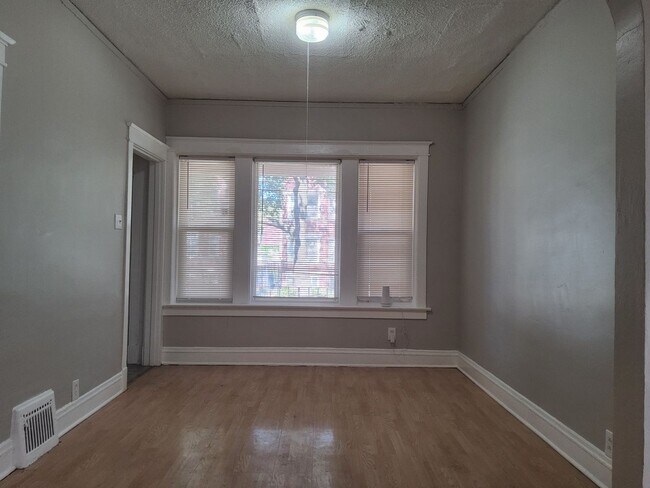Building Photo - Recently refreshed 2 bed / 1 Bath home fea...