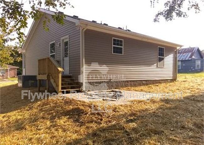 Building Photo - 690 19th Ave W