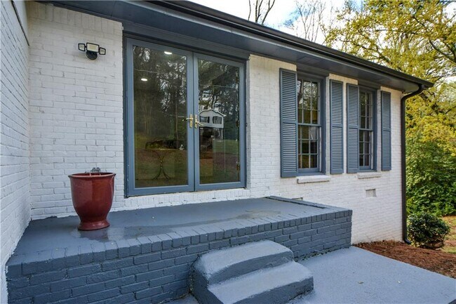 Foto del edificio - 643 Navarre Dr