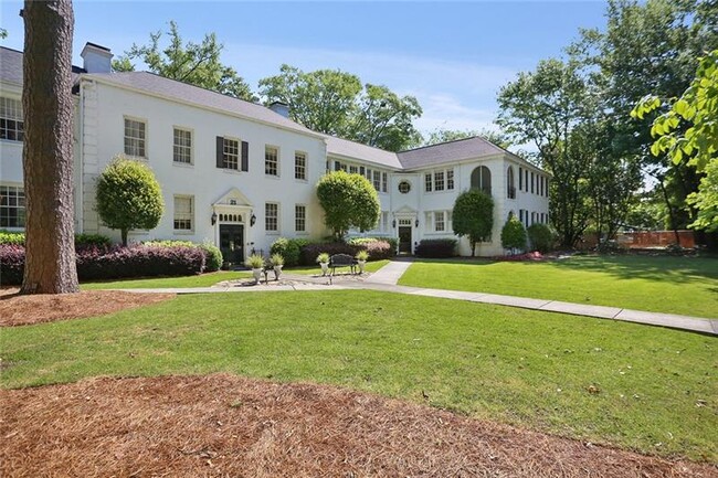 Foto del edificio - 21 Peachtree Memorial Dr NW