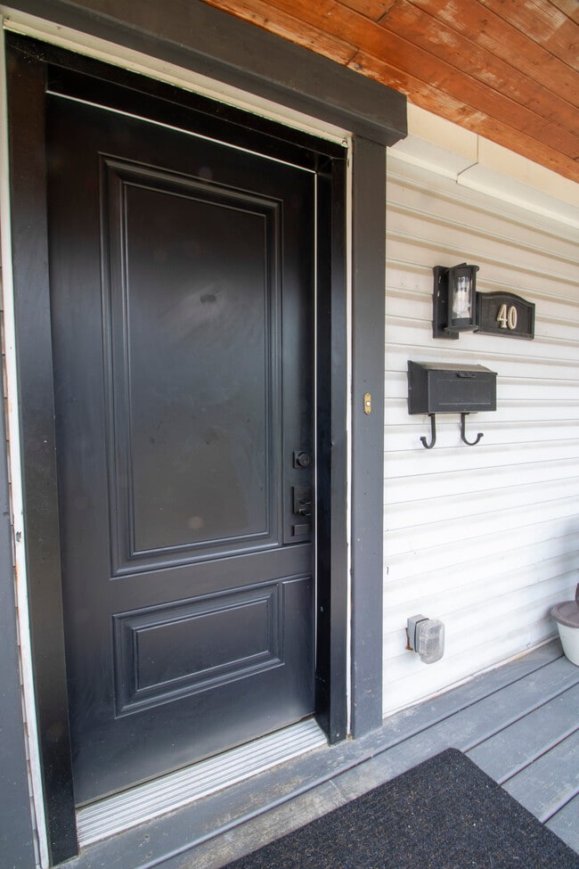 Building Photo - Spacious Main Floor 2+Den Apartment in Pon...