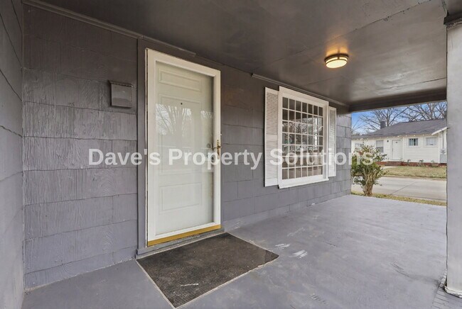Building Photo - Beautifully updated and ready for its new tenants!