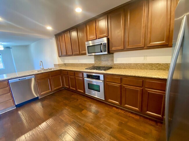 Building Photo - Beautiful Upgraded 3br 3.5 baths 2 car Gar...