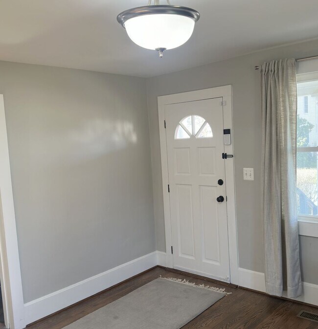 Building Photo - Charming 4 Bed 2 Bath Cape Cod For Rent In...