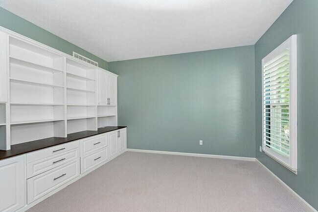 Building Photo - Stunning 6 Bed 3.5 Bath Carmel Home With Finished Basement an Fenced Yard!