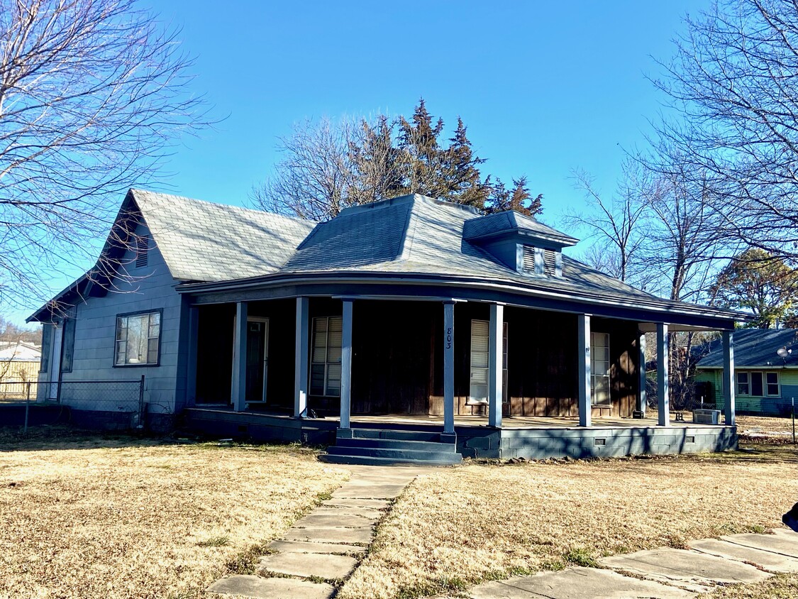 Building Photo - 803 E 9th St