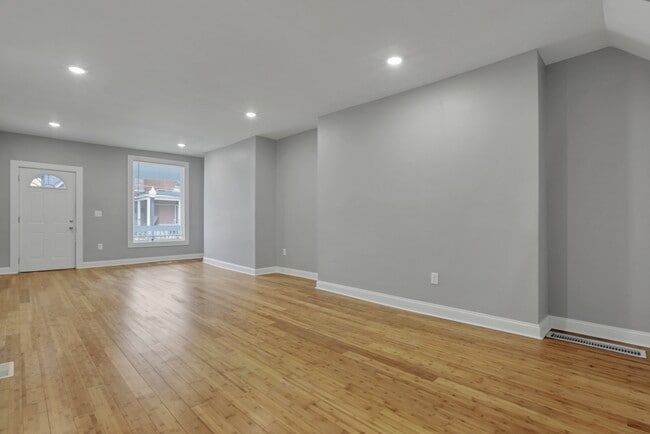 Building Photo - 741 E Mound St