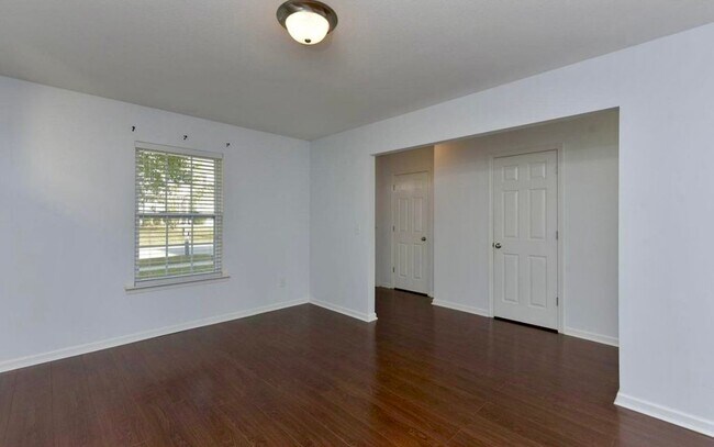Building Photo - Enjoy the perfect blend of luxury, comfort...