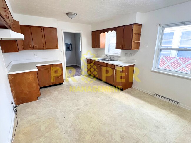 Building Photo - 2 bedrooms 1 bathroom house