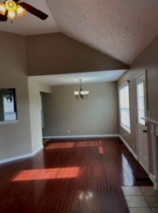 Foto del edificio - 1351 Whitt Ln