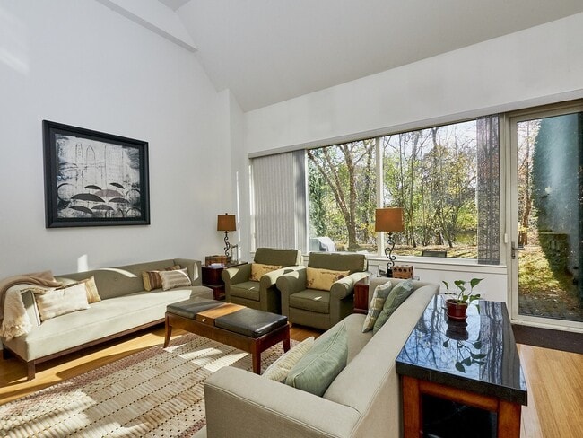 Building Photo - 290 Pleasant St