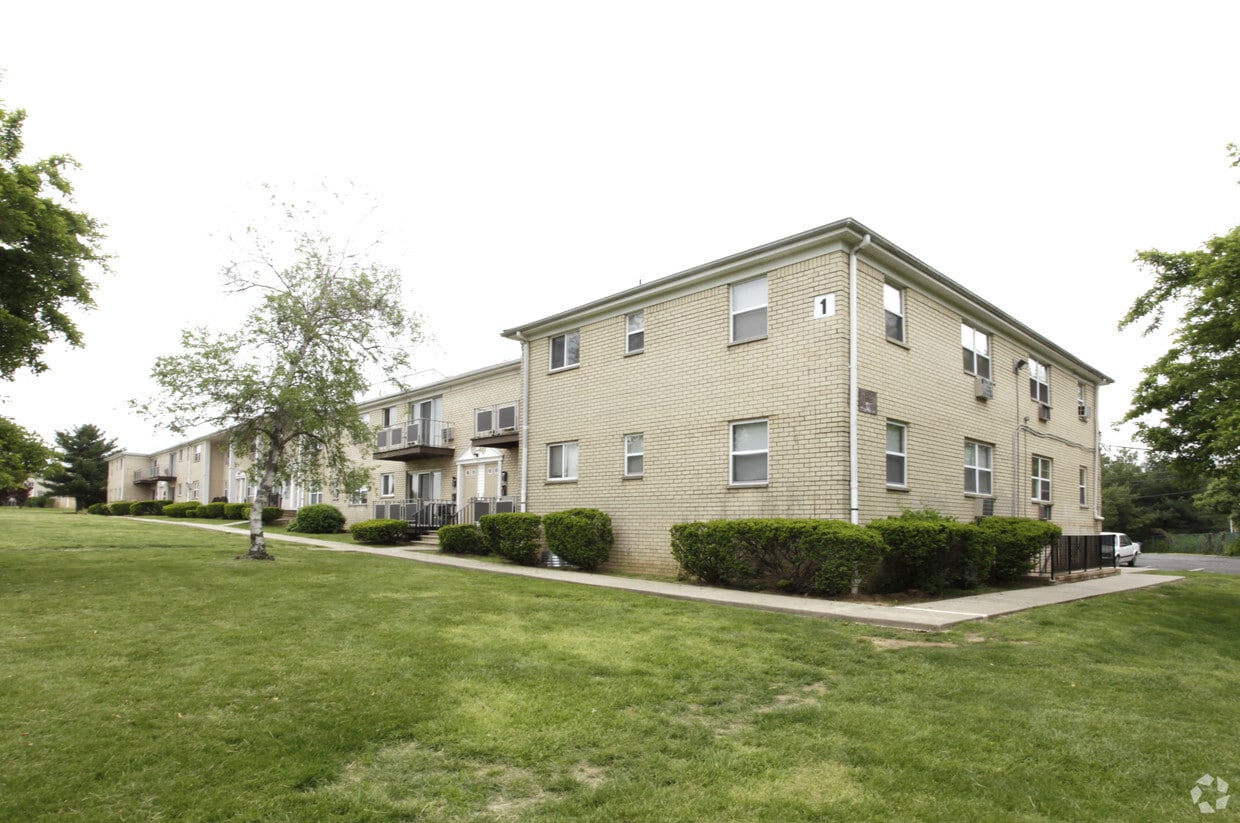 Parkwood Village Apartments in South Amboy, NJ