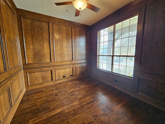 Building Photo - Ready for immediate move in – Bedford, TX
