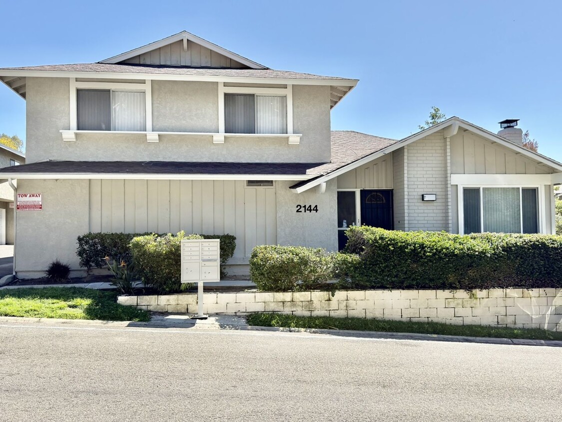 Foto principal - Remodeled Townhome w/ Attached Garage!