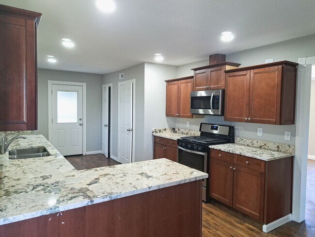 Foto del edificio - 4 bed / 2 bath / 2 car garage
