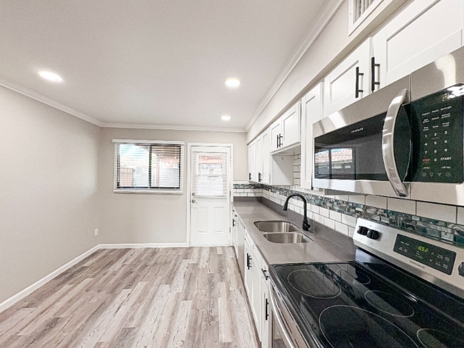 Building Photo - 515 E Dunbar Dr