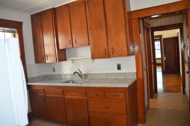 Kitchen with granite - 30 Fountain St