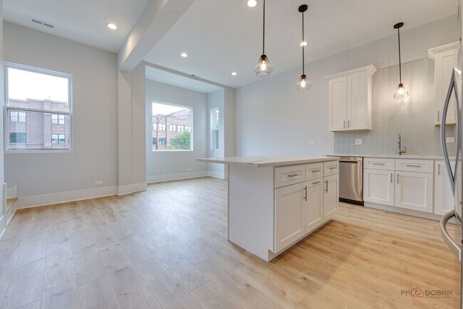 Foto del edificio - 1746 N California Ave