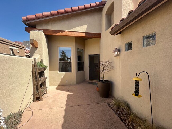 Building Photo - Grand 3 Bedroom 2 Bathroom Home Located In...