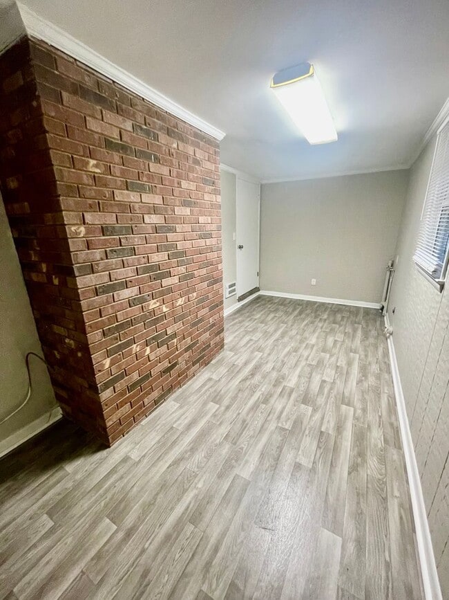 Building Photo - Welcome to this charming 3-bedroom, 1.5-bathroom home located in the desirable Newton, NC.