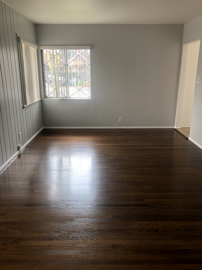 Living room - 945 E Arroyo Ter