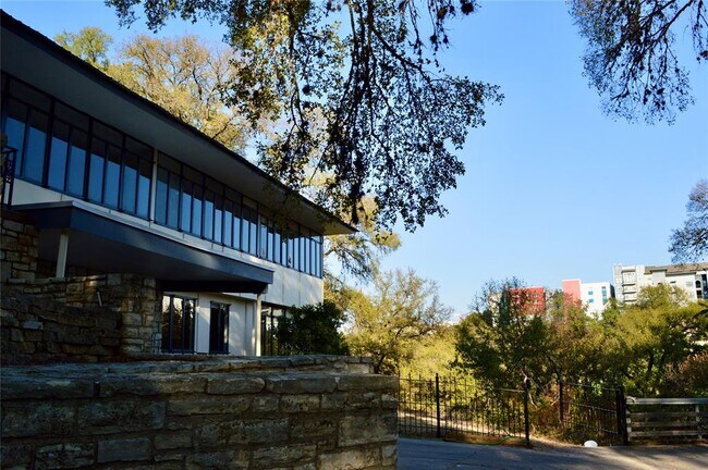 Foto del edificio - 2410 Pemberton Pkwy
