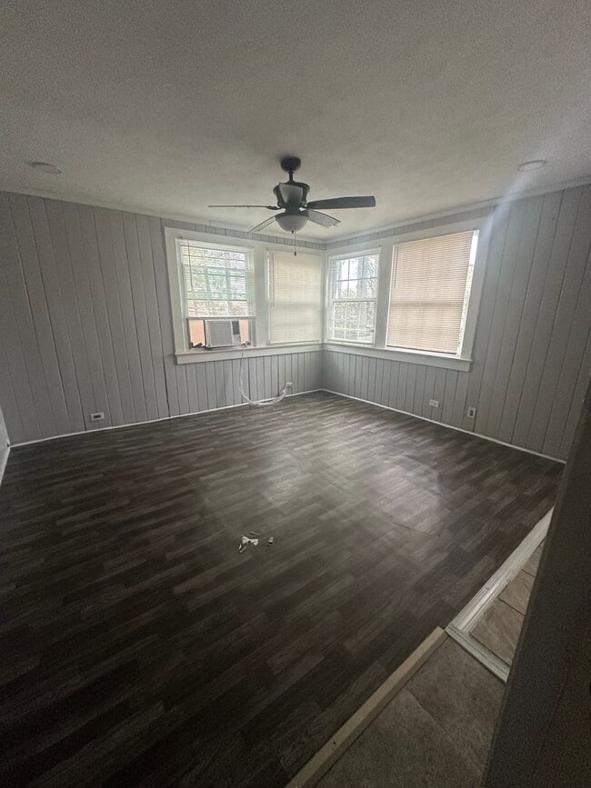 Building Photo - Remolded 2 bedroom 1 bath over a huge 2 car garage