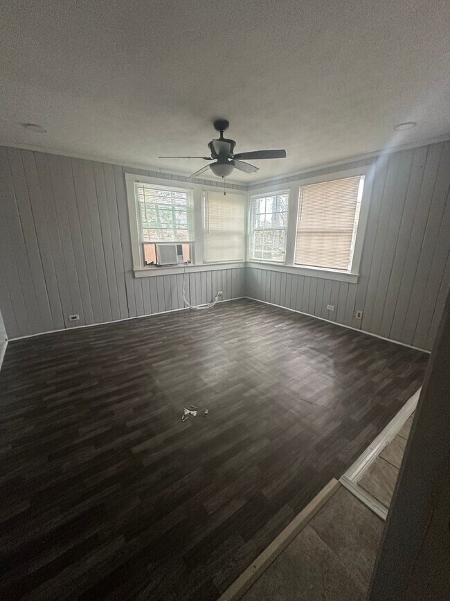 Foto del edificio - Remolded 2 bedroom 1 bath over a huge 2 car garage