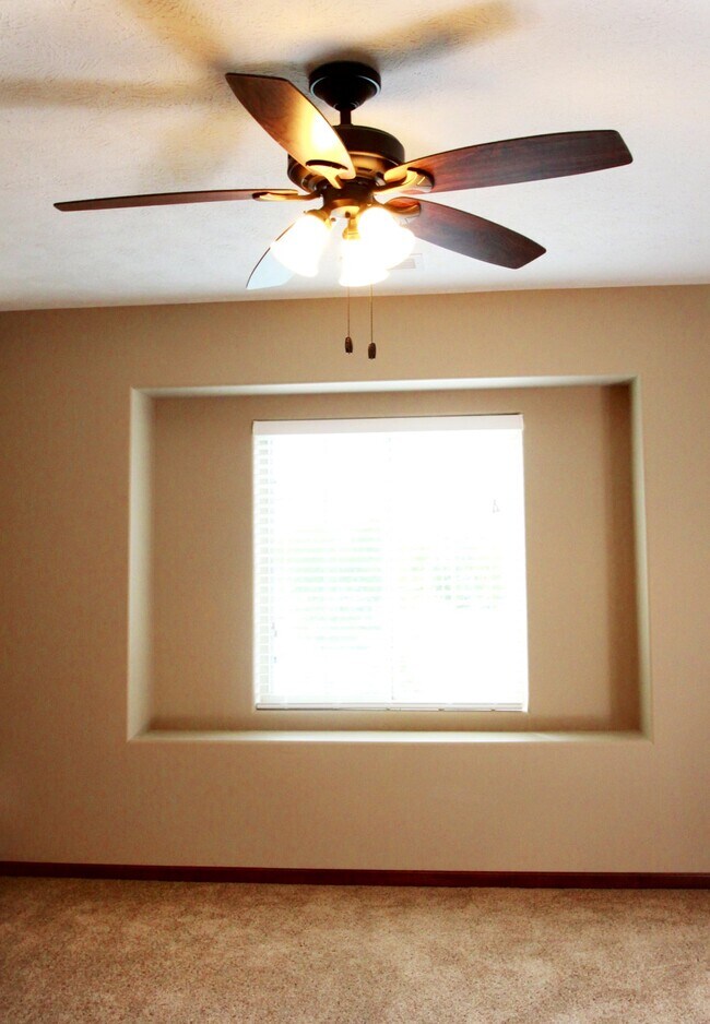 Foto del edificio - 1615 E Military Ave