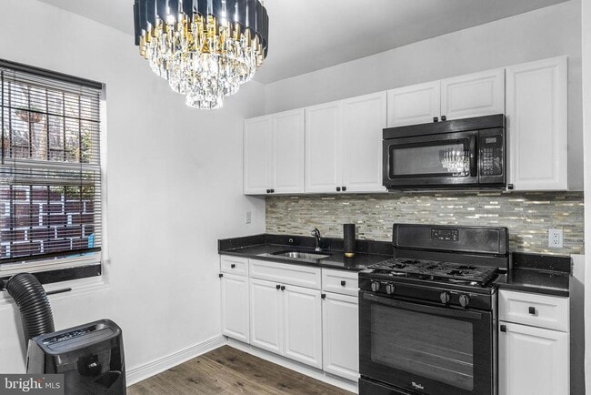 Building Photo - 811 W Schiller St