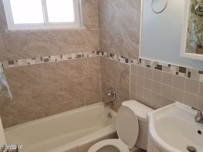 Foto del edificio - 2 br, 1 bath Apartment - 10107 Douglas Ct