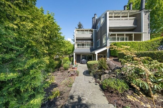 Building Photo - 337 2nd Ave S