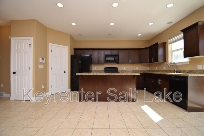 Building Photo - 913 Delorean Ln
