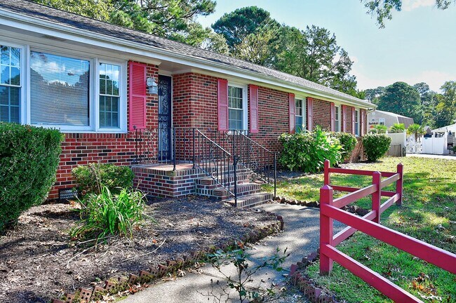 Building Photo - CUL-DE-SAC HOME WITH FENCED YARD