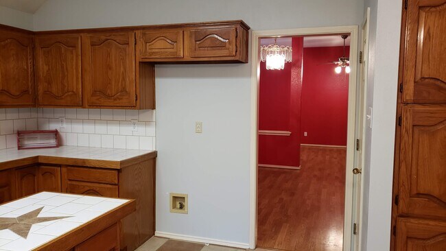 kitchen leading to fomal dining - 7417 Arcadia Trl