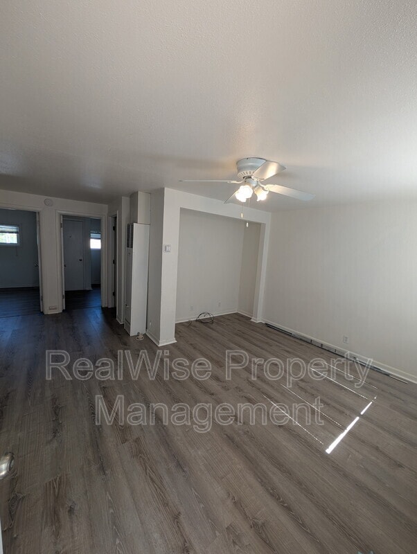Building Photo - 203 NW Pine St