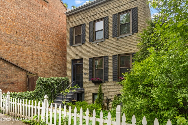 Building Photo - 339A Madison Ave