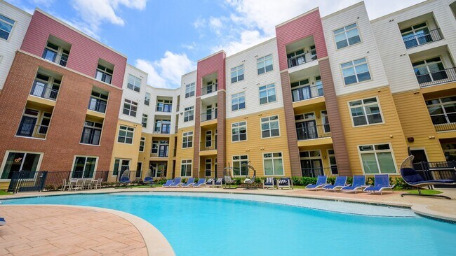 Building Photo - 8900 Lakes at 610 Dr