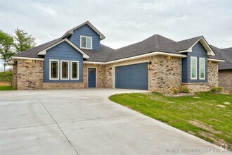 Building Photo - 6961 River Oak Dr