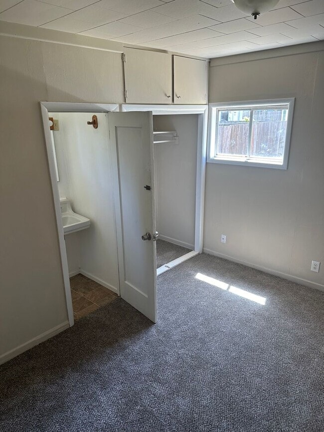Building Photo - 2 bedroom 1 bath home