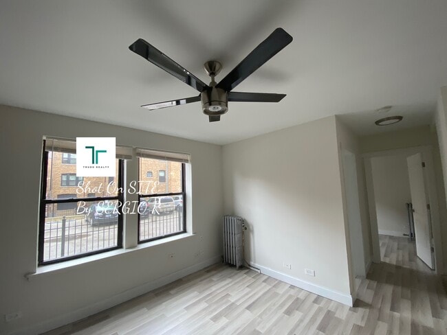 Building Photo - 3933 N Clarendon Ave
