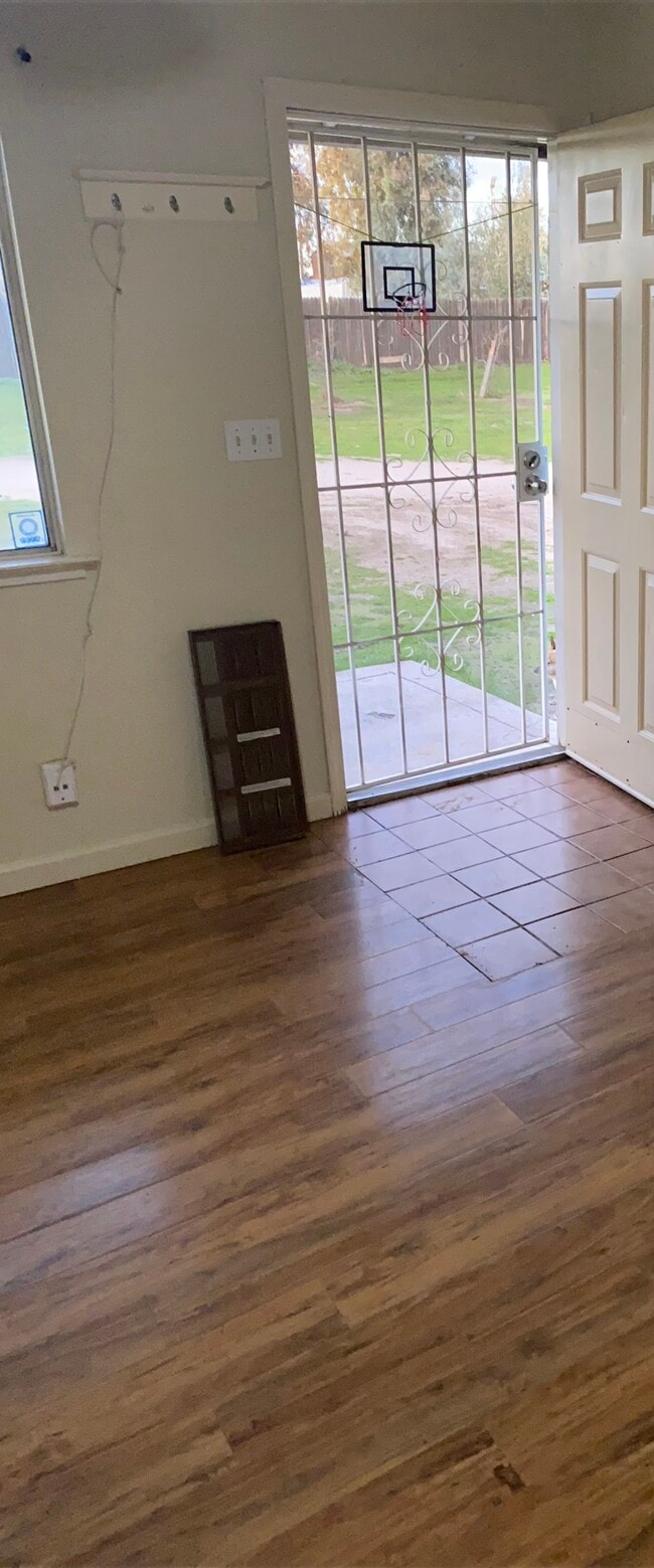 Nice Living Room - 2714 N Blythe Ave