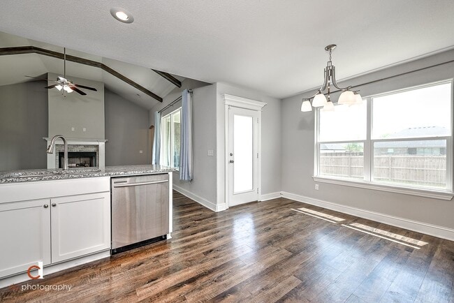 Building Photo - Beautiful + Well-Maintained Home in Farmin...