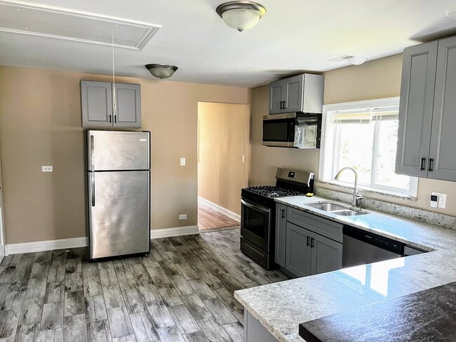 Foto del edificio - 5328 W Leland Ave