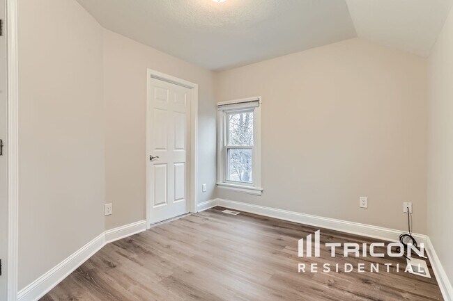 Foto del edificio - 2200 E 38th St
