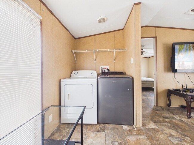 Foto del edificio - 2507 W F St