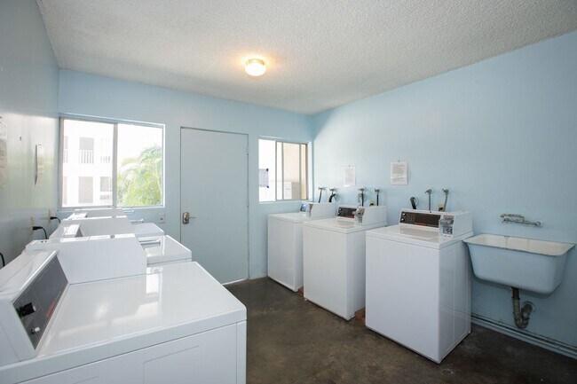 Building Photo - 14024 Oxnard St