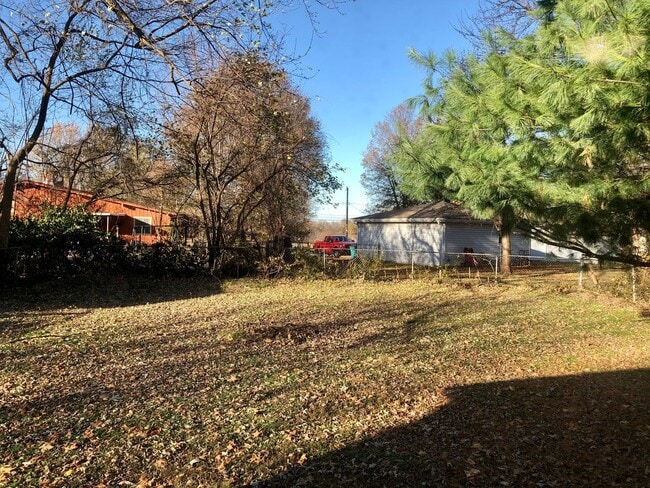 Building Photo - 3 bedroom 1.5 bathroom home Available Now